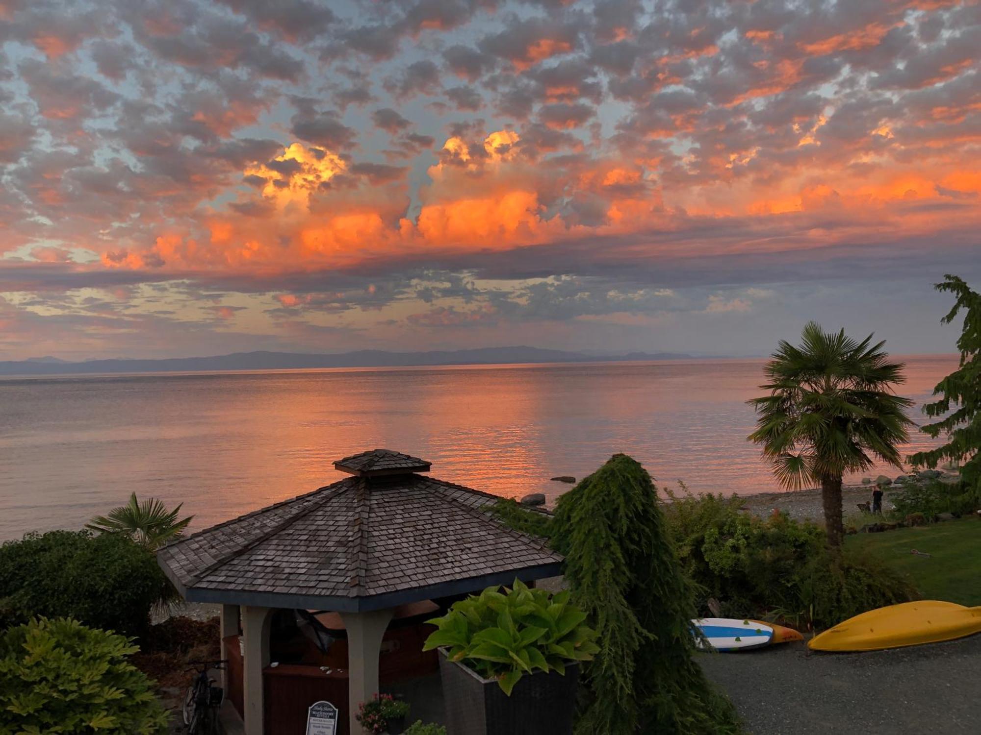 Qualicum Breeze Beach Resort Bowser Екстериор снимка